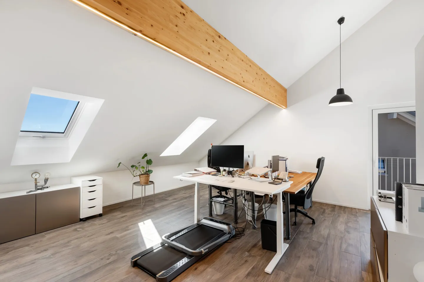 Bright Office Space with Balcony - Photo 6 of 12