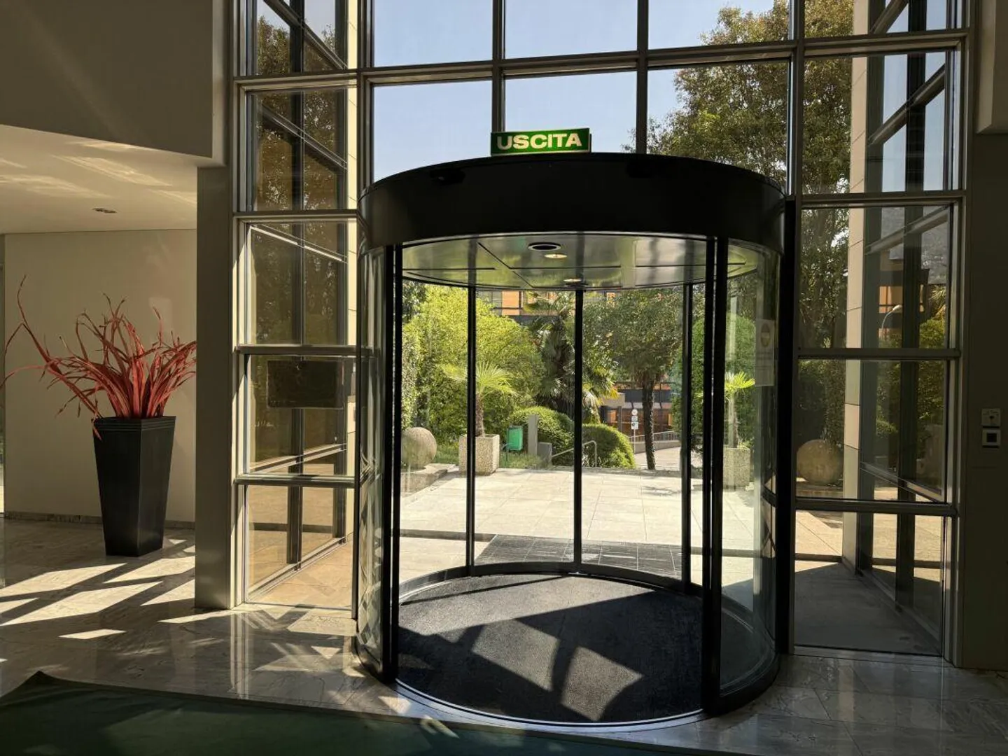 Prestigious office with a dominant view of the city. Suitable for mixed use... - Photo 3 of 8