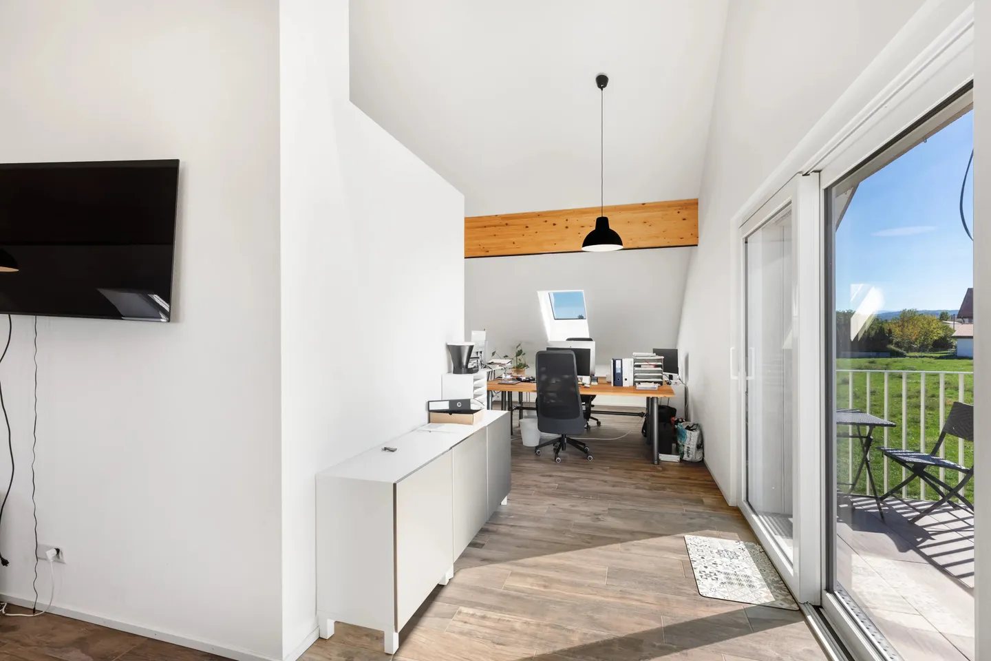 Bright Office Space with Balcony - Photo 9 of 12