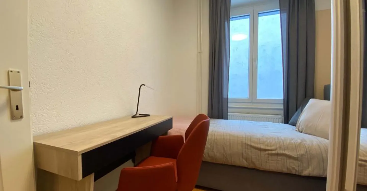 Furnished room in modernised apartment in a top location - Photo 1 of 7