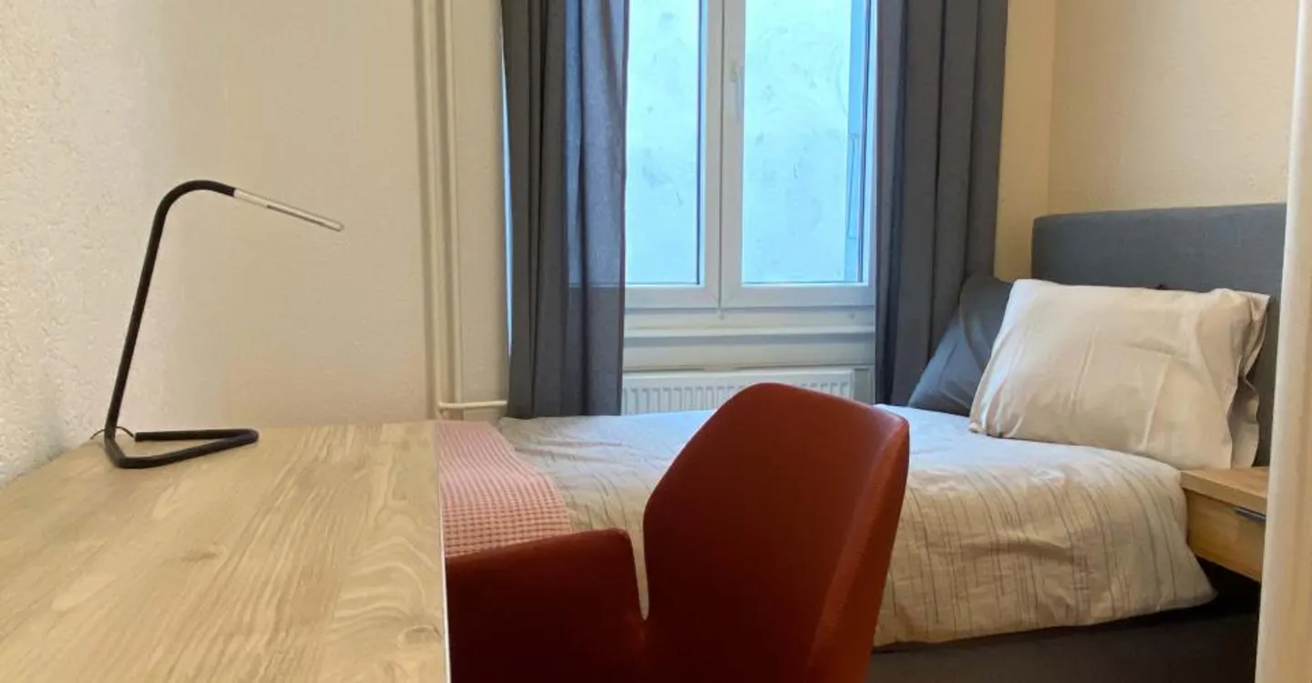 Furnished room in modernised apartment in a top location - Photo 2 of 7
