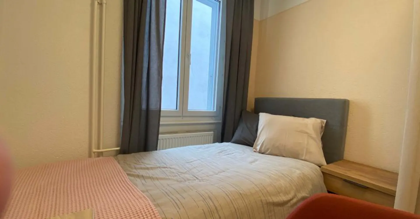 Furnished room in modernised apartment in a top location - Photo 4 of 7