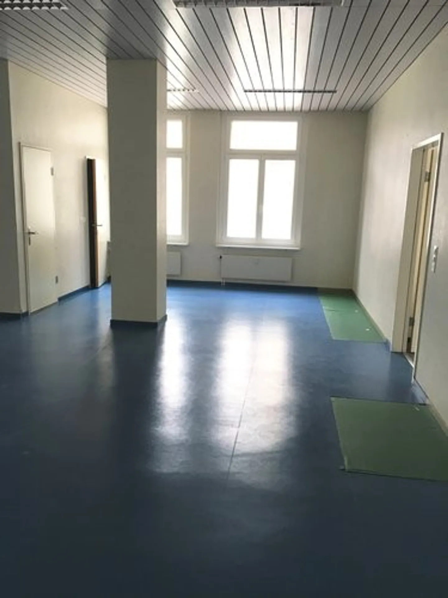 Mixed-use building for rent - Photo 3 of 6