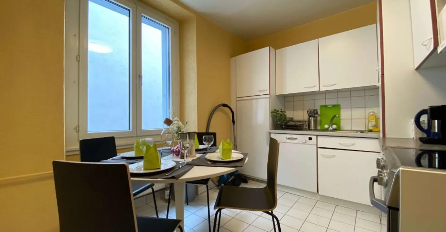 Furnished room in modernised apartment in a top location - Photo 6 of 7