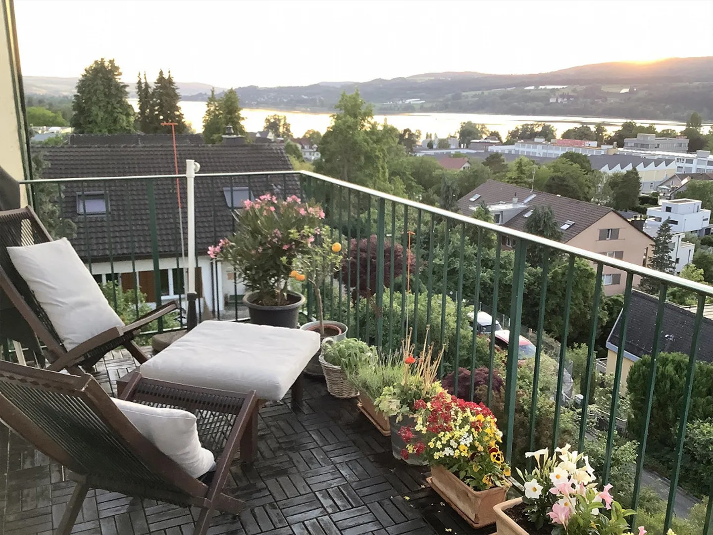 Cercasi nuovo inquilino per appartamento attico di 3 stanze con vista fantastica sul lago - Foto 1 di 22