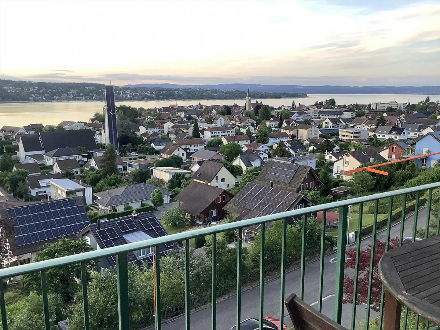 Cercasi nuovo inquilino per appartamento attico di 3 stanze con vista fantastica sul lago - Foto 2 di 22