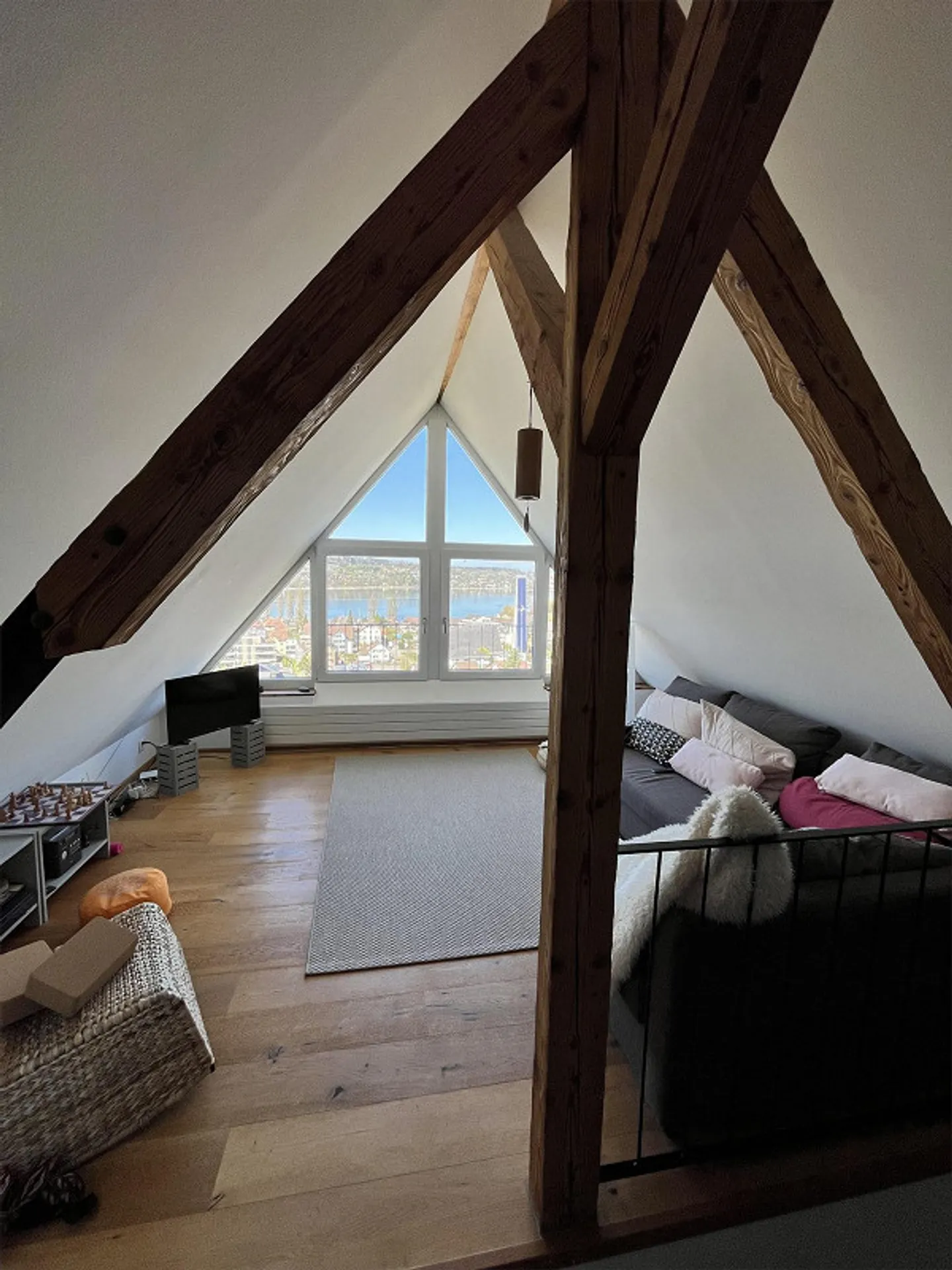Cercasi nuovo inquilino per appartamento attico di 3 stanze con vista fantastica sul lago - Foto 11 di 22