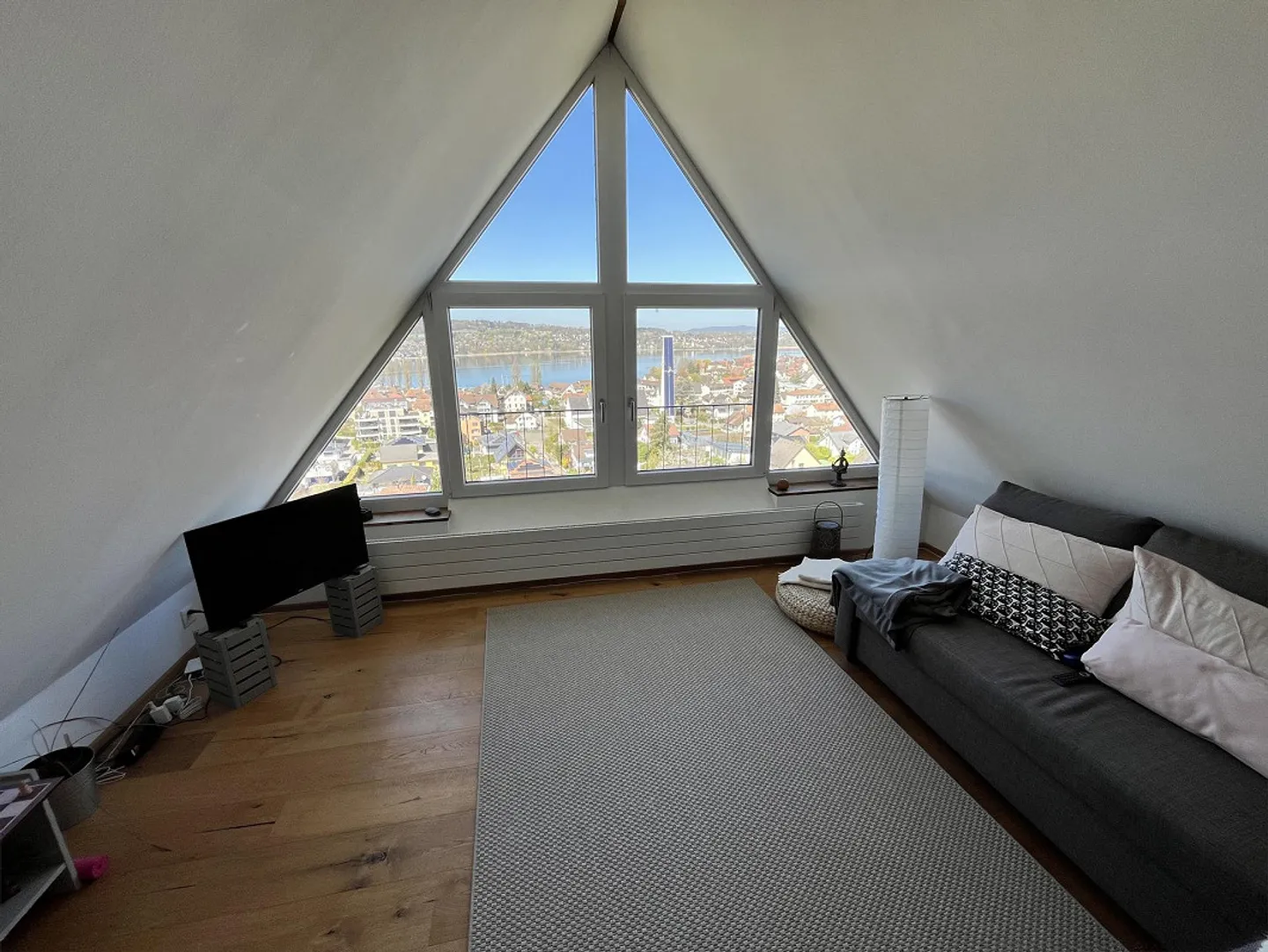 Cercasi nuovo inquilino per appartamento attico di 3 stanze con vista fantastica sul lago - Foto 12 di 22