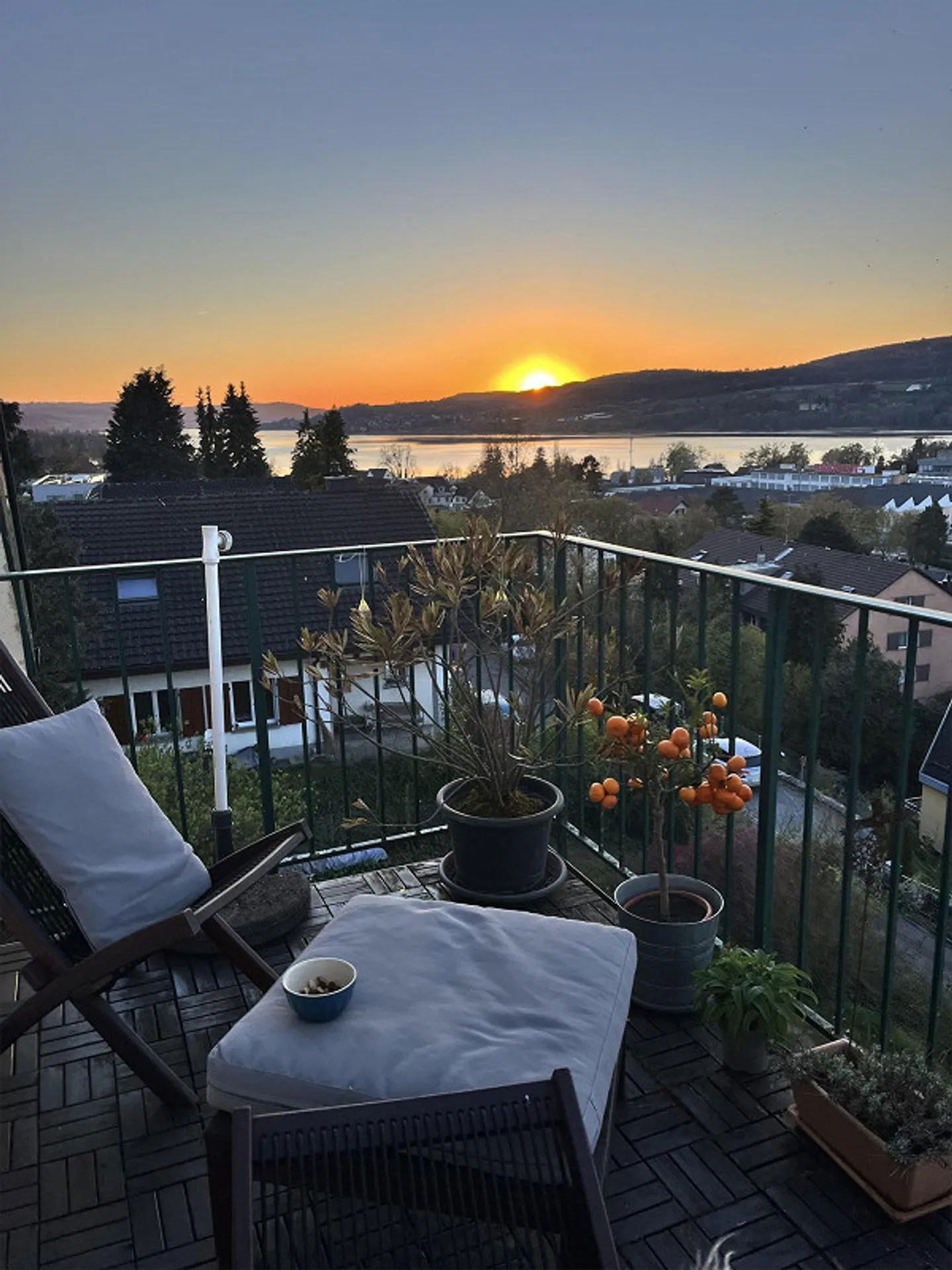 Cercasi nuovo inquilino per appartamento attico di 3 stanze con vista fantastica sul lago - Foto 22 di 22