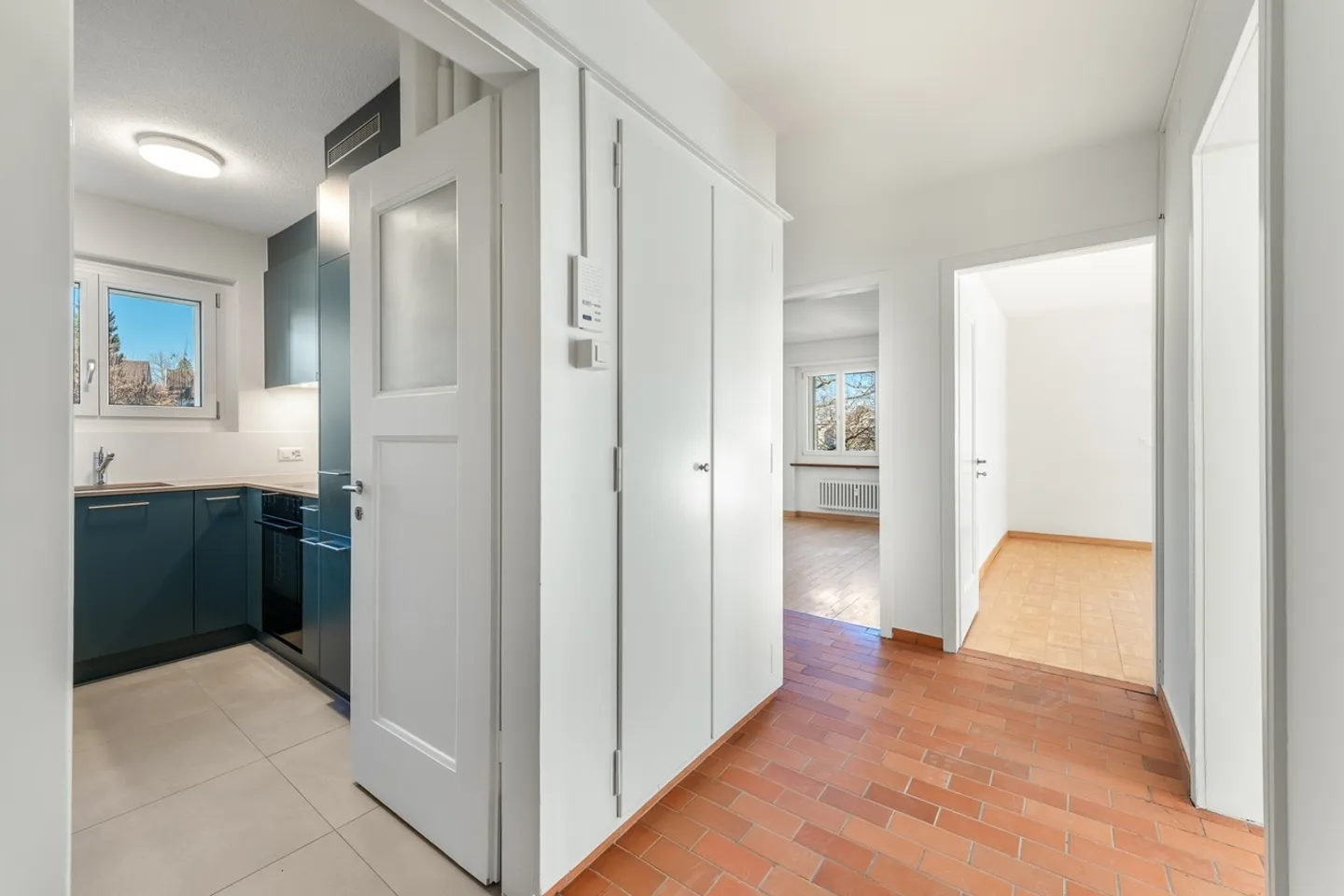 Renovated. Modern. Close to the city. – Your new home is waiting - Photo 6 of 7