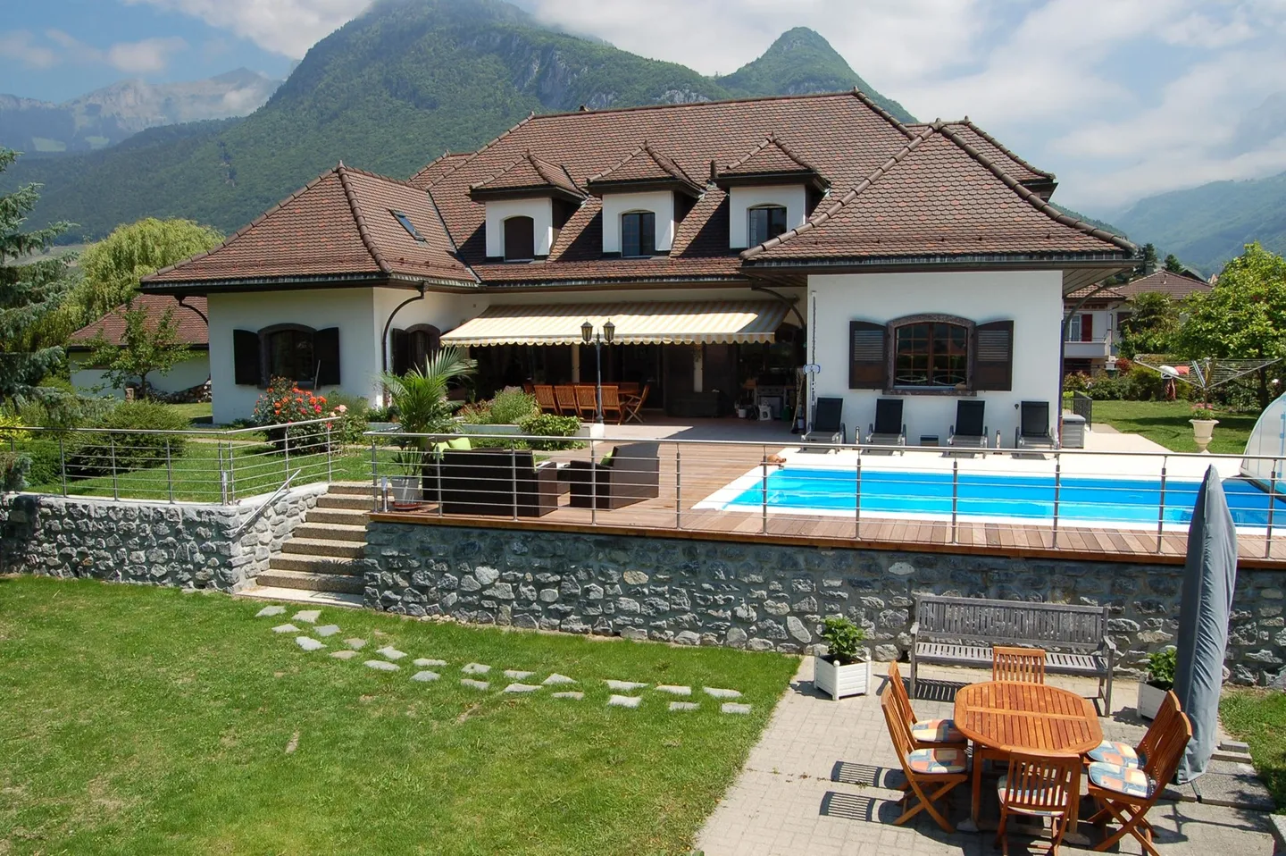 Herrenhaus mit 9 Zimmern in einem Wohngebiet - Foto 1 von 11