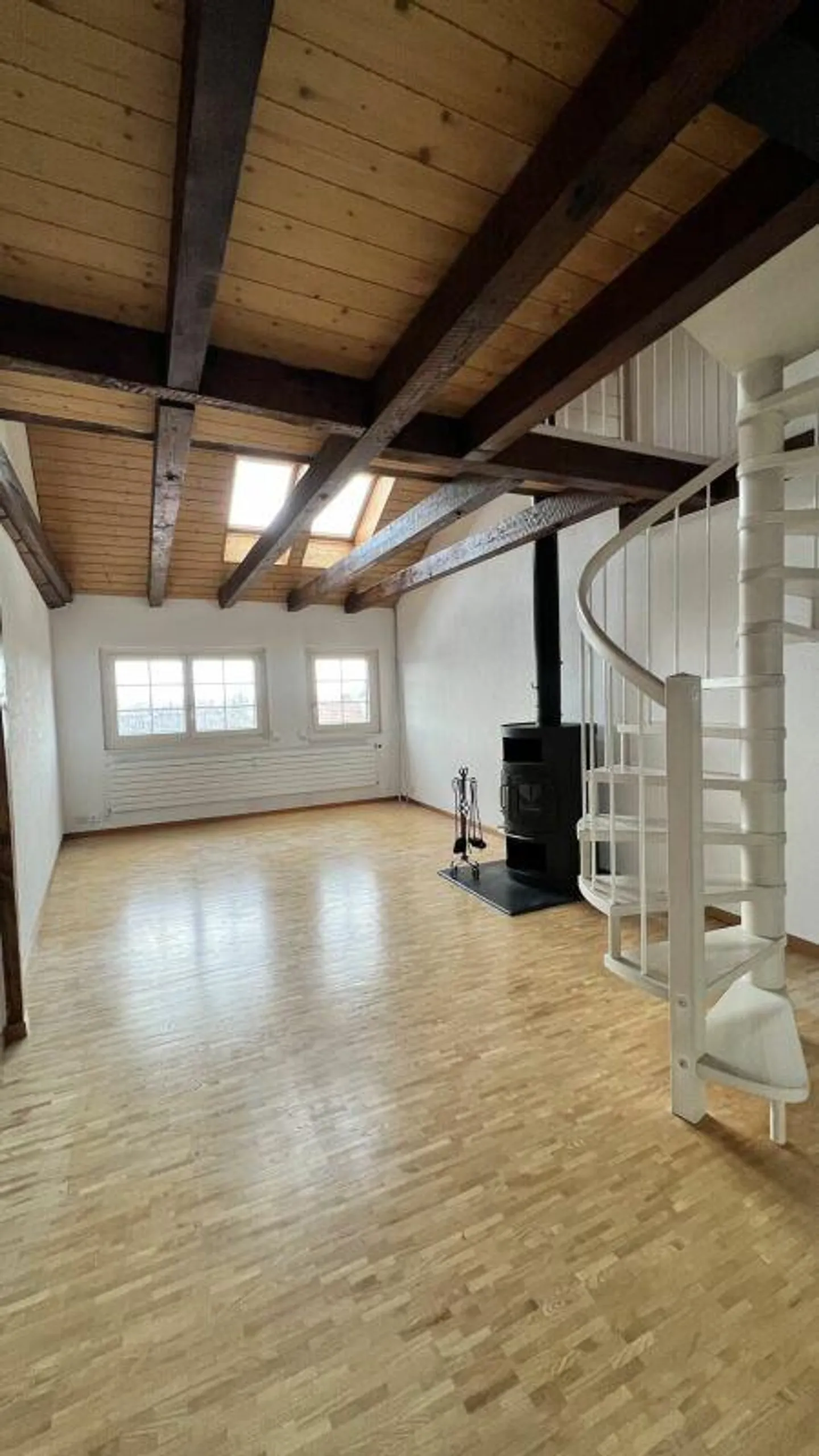 sonnige 2.5-Zimmerwohnung mit Galerie und zusätzlichem Zimmer - Foto 2 von 14