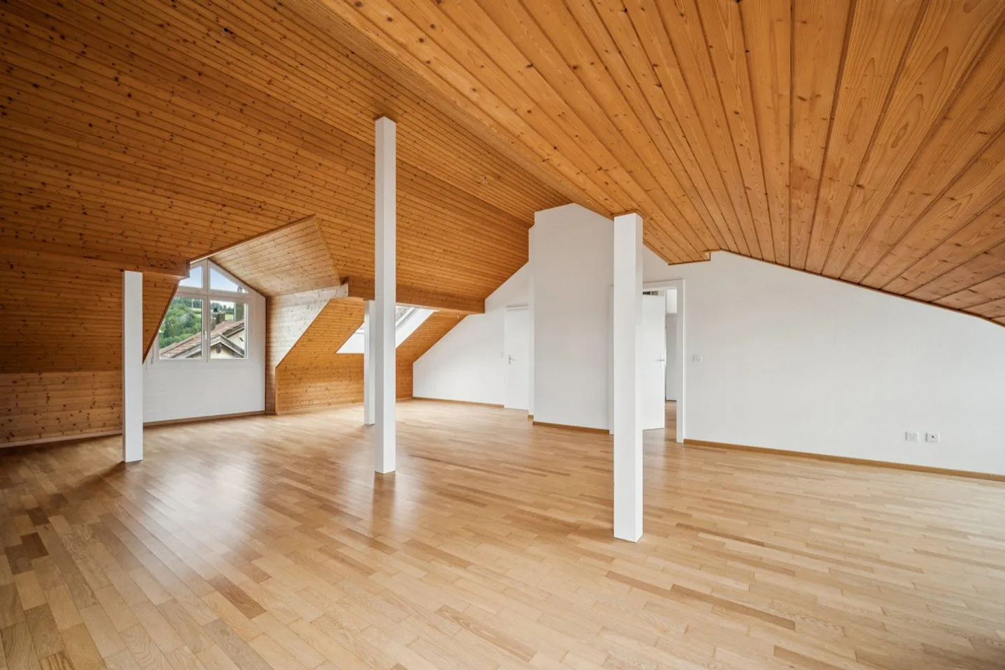 Beautiful, bright 2.5-room attic apartment - Photo 2 of 8