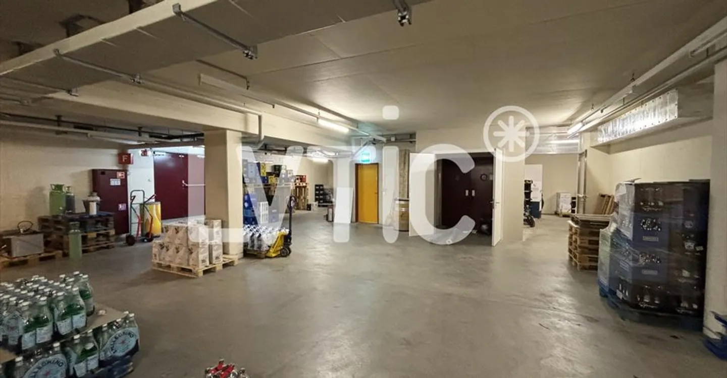 Mixed-use building for rent - Photo 3 of 7