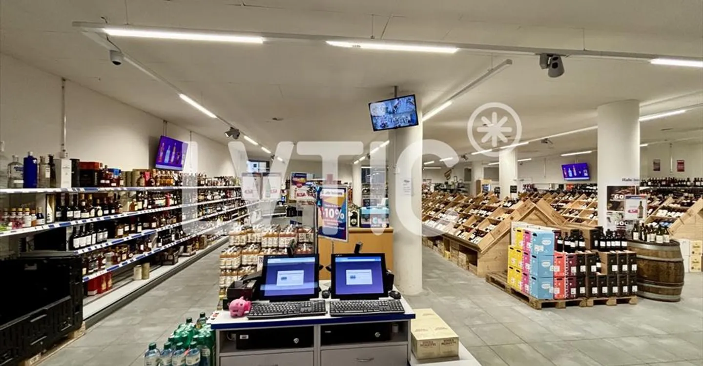 Mixed-use building for rent - Photo 4 of 7