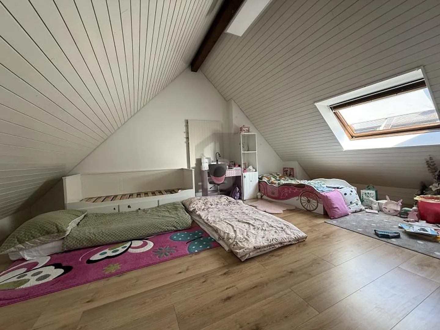 PLENTY OF SPACE, LIGHT-FLOODED AND CENTRAL - Photo 5 of 6