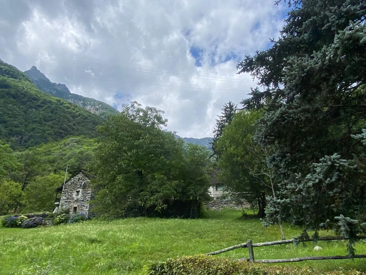 Terreno edificabile di 1029 m2 in una posizione molto tranquilla e soleggiata con vista... - Foto 2 di 11