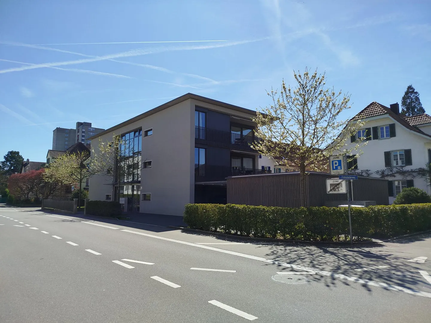 Place de parking couverte à proximité immédiate du centre de soins Süssbach - Photo 1 sur 3