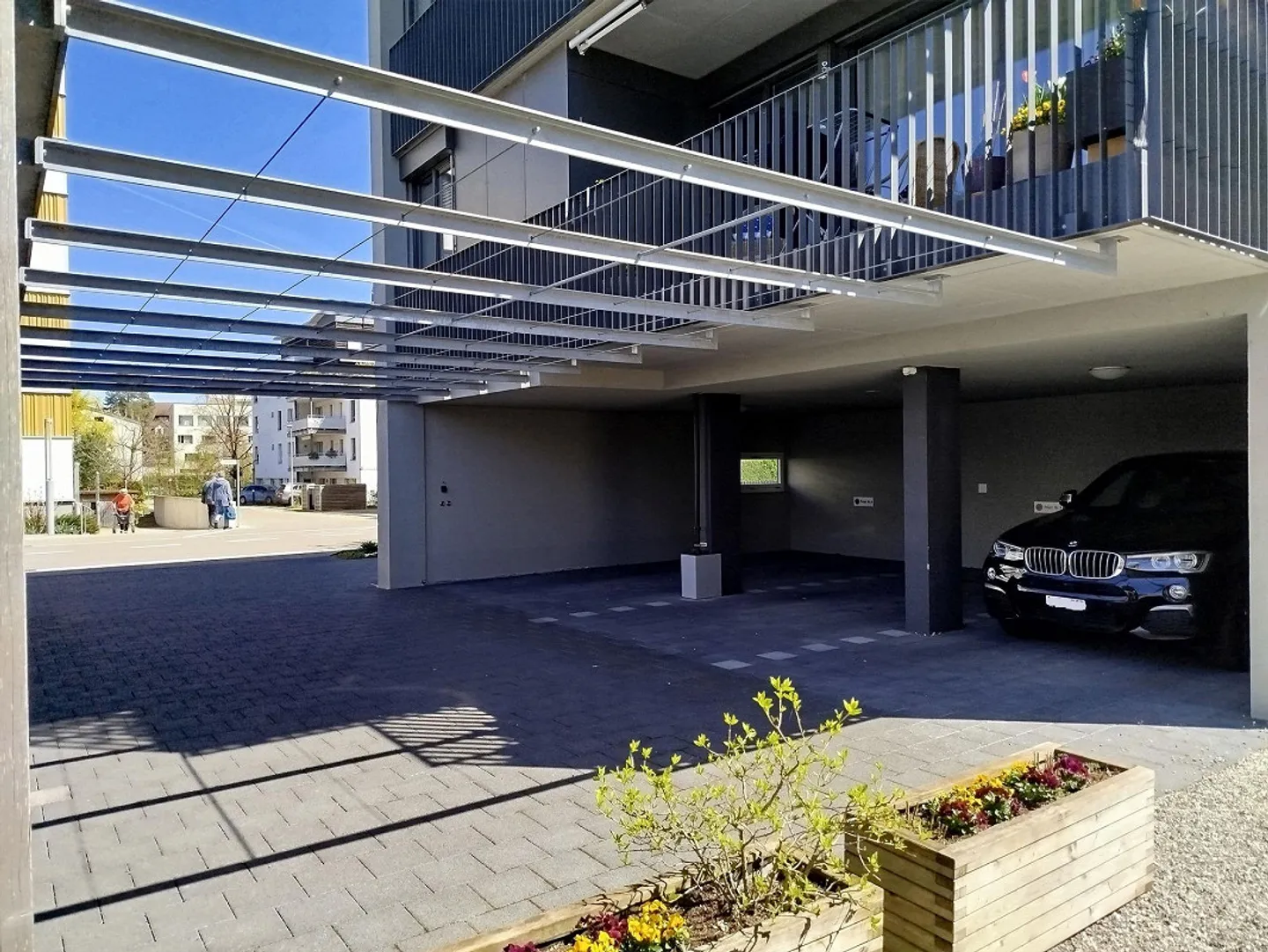 Place de parking couverte à proximité immédiate du centre de soins Süssbach - Photo 2 sur 3