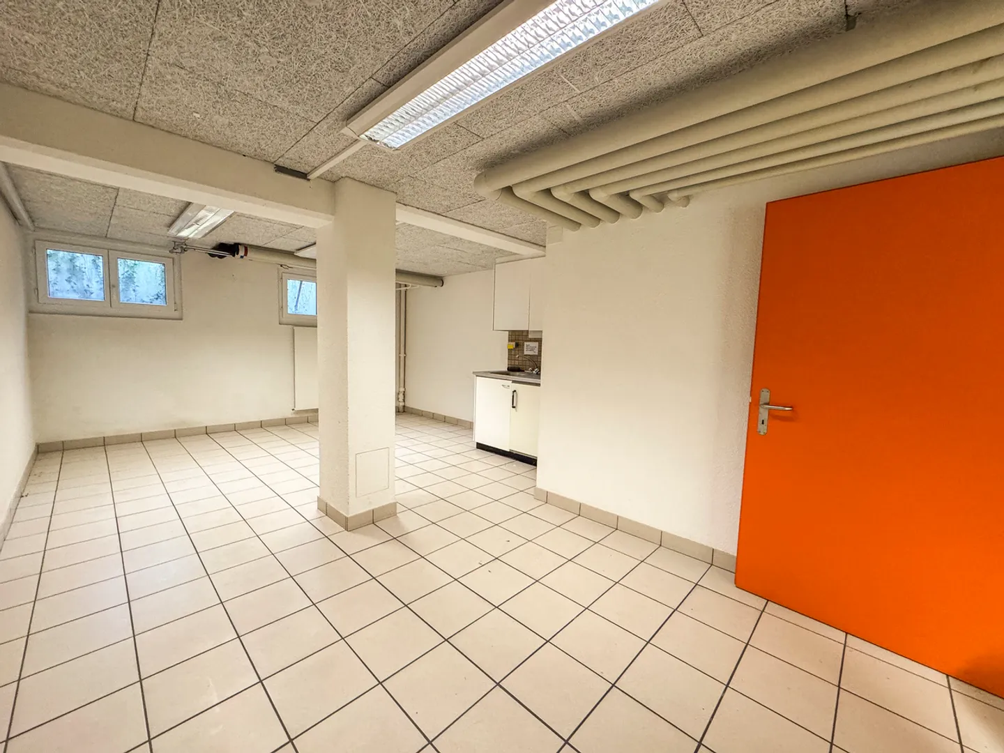 Bulle - Spacious Storage Space of 187.9 m² for Rent - Photo 2 of 4