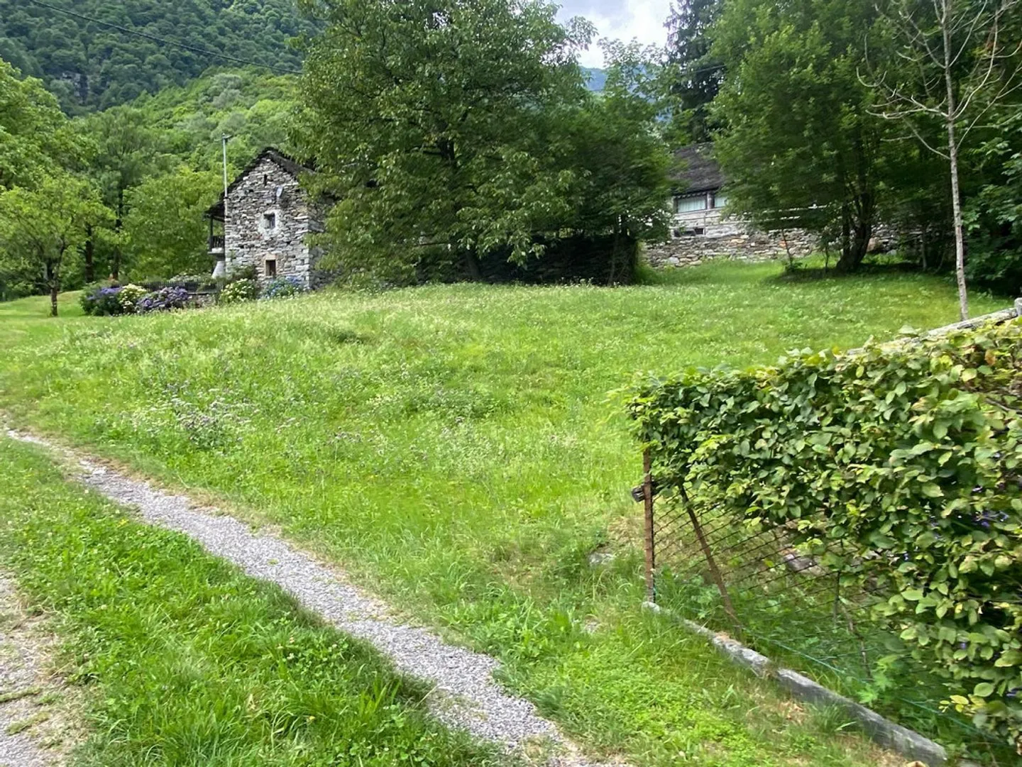 Terreno edificabile di 1029 m2 in una posizione molto tranquilla e soleggiata con vista... - Foto 5 di 11