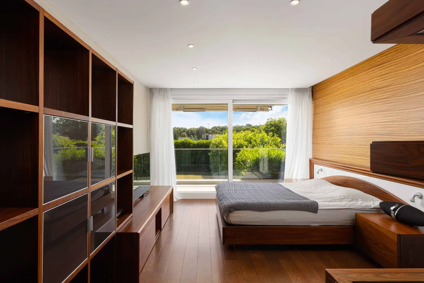 Luxury Villa with Lake View - Photo 6 of 13