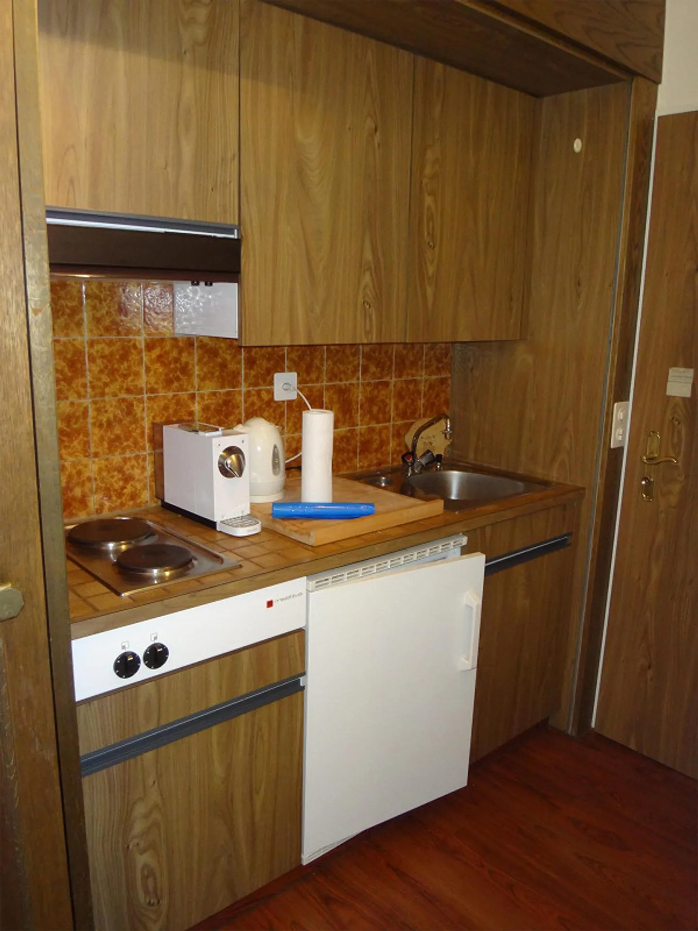Cozy 1.5 Room Apartment with Lake View - Photo 7 of 7