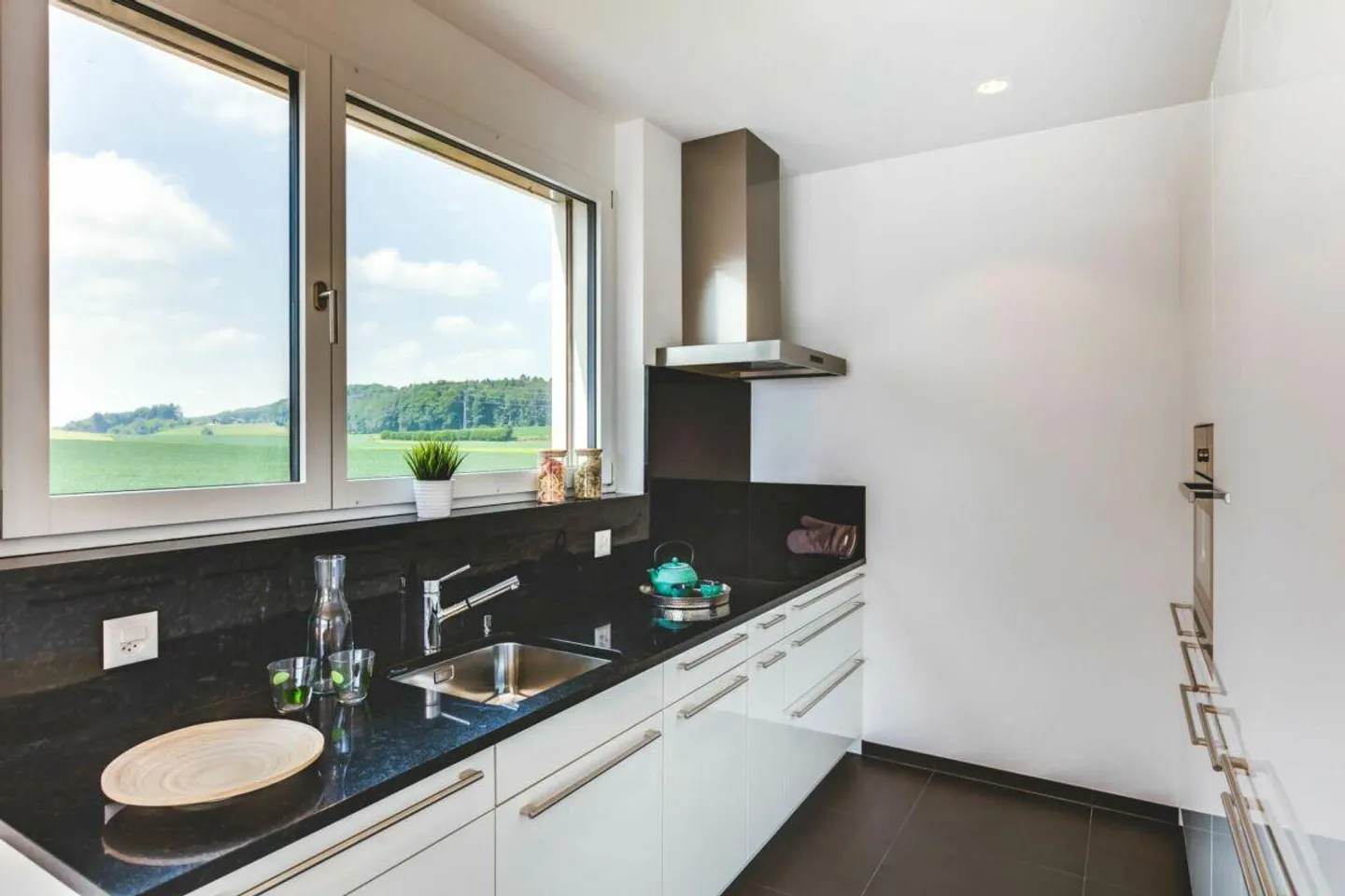 A Sunny Home in a Quiet Location - Photo 5 of 10