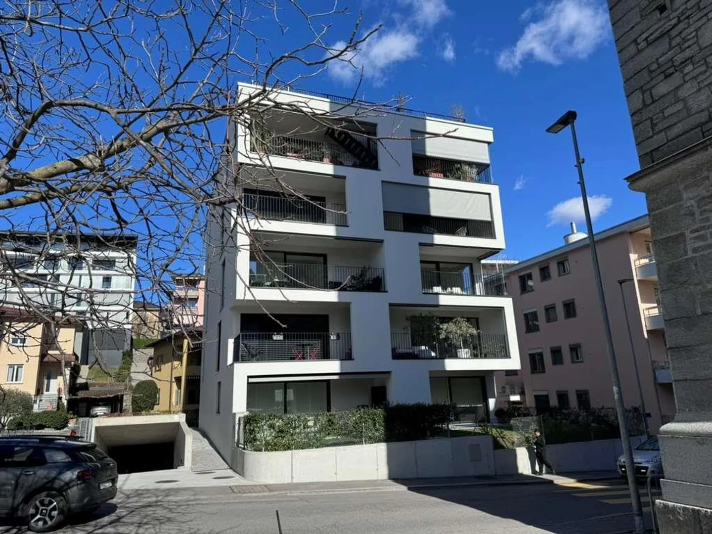 Appartement moderne de 2,5 pièces avec jardin - Photo 2 sur 12