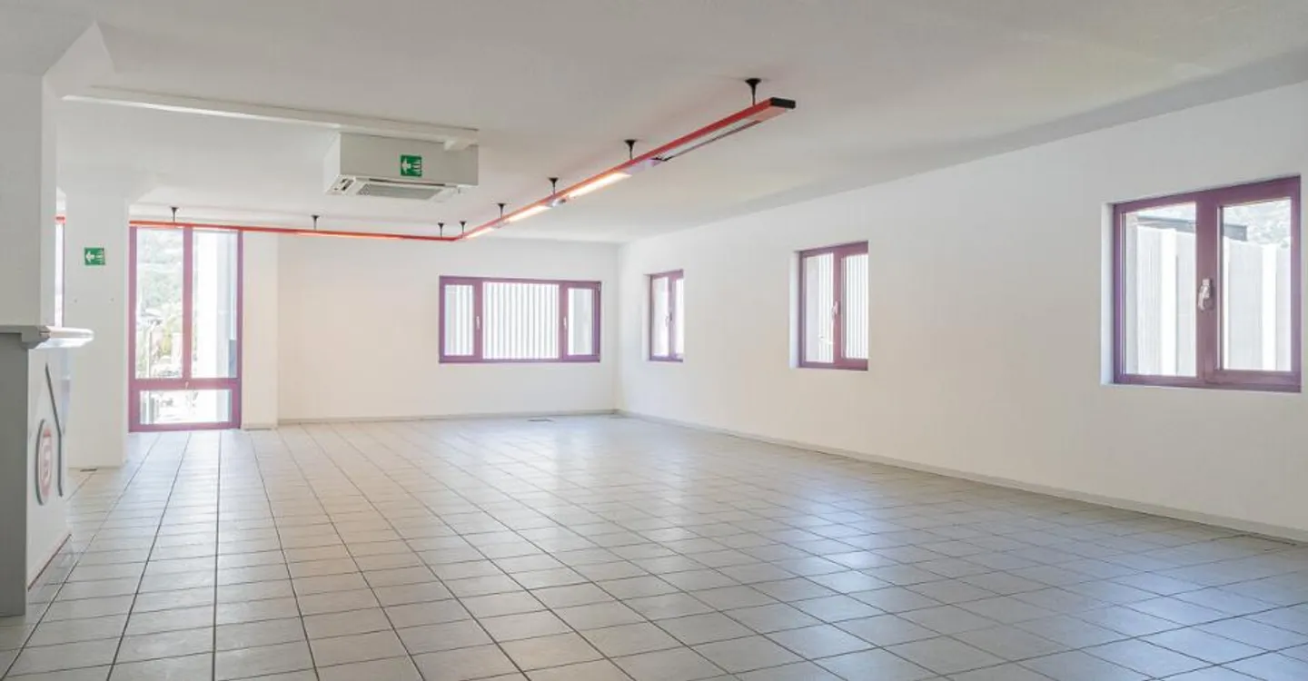 Spazio ufficio divisibile e laboratorio in una posizione ideale a Visp - Foto 2 di 12