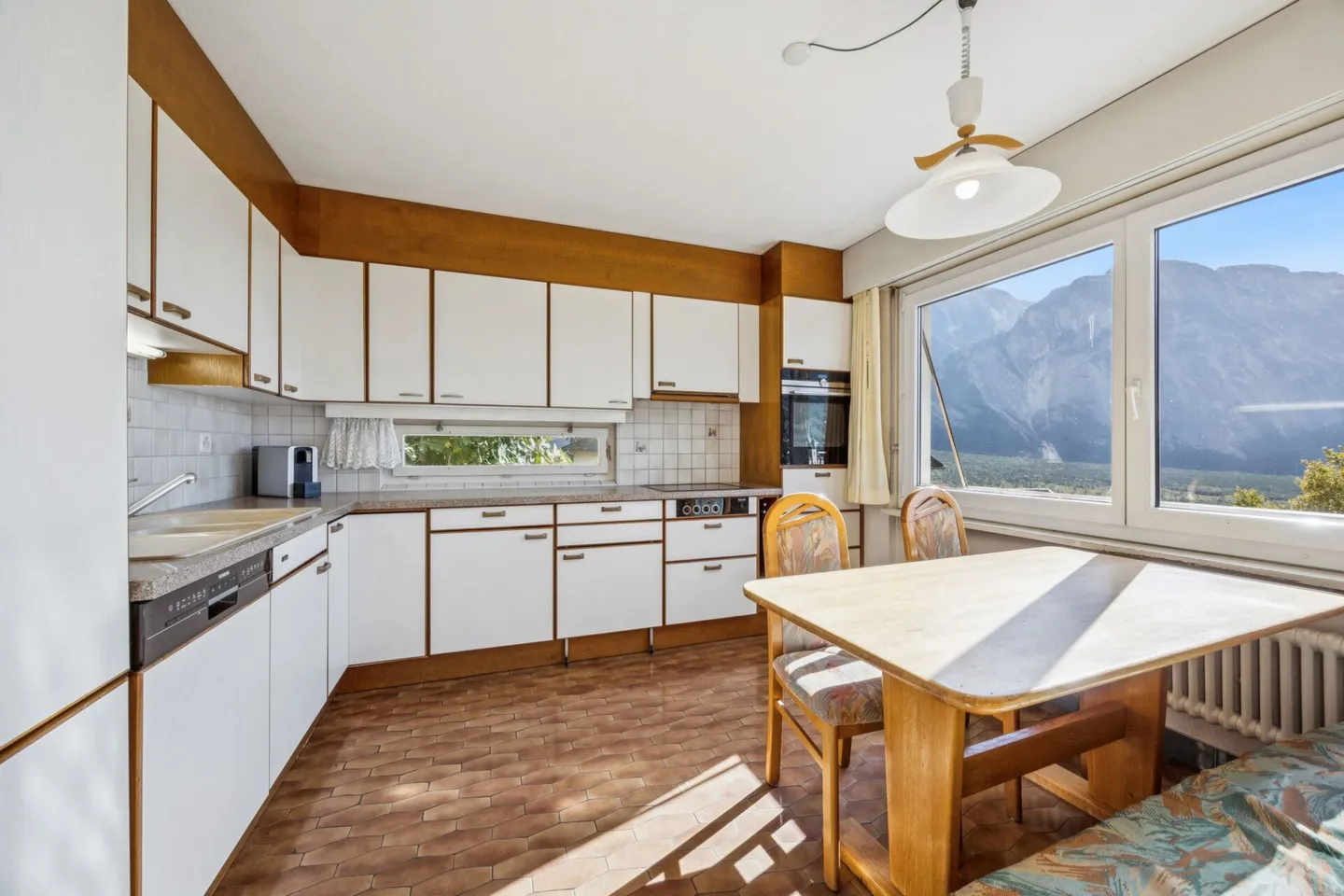 Charming 7.5-room single-family house with a wide view and great potential - Photo 5 of 13