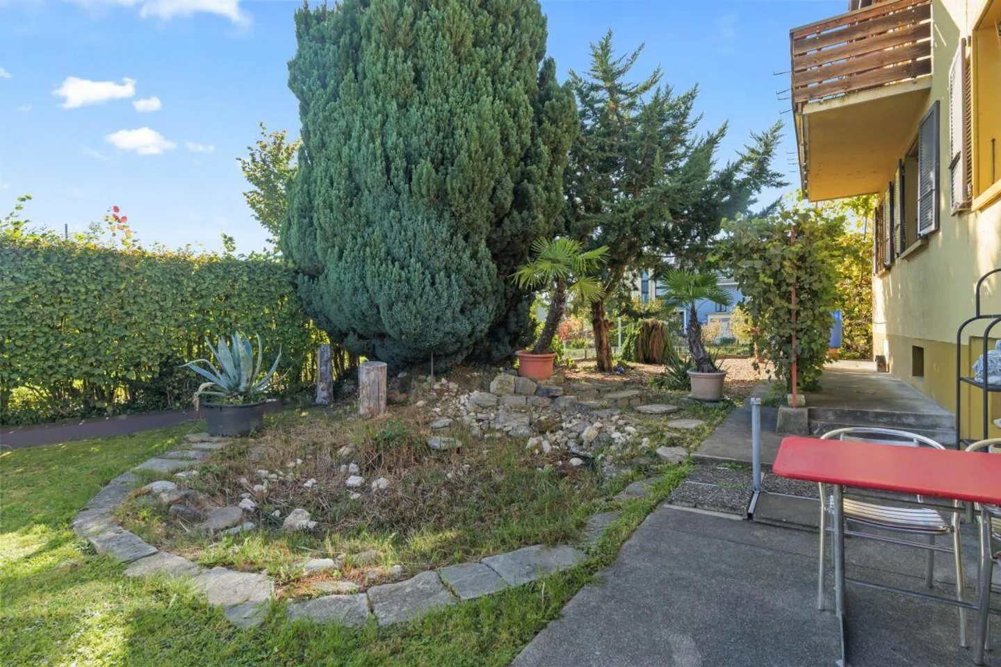 Single-family house with two residential units and versatile usage potential - Photo 13 of 13