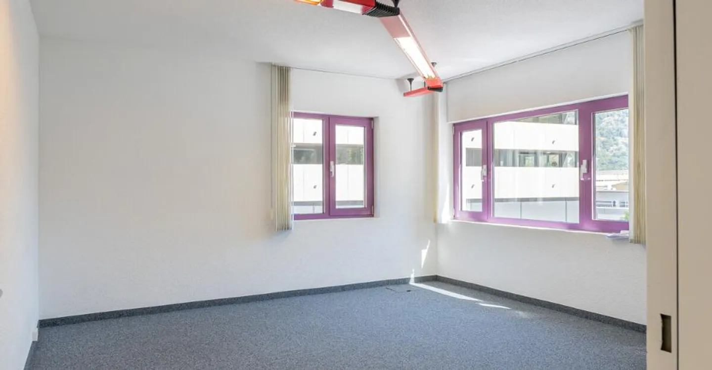 Spazio ufficio divisibile e laboratorio in una posizione ideale a Visp - Foto 11 di 12