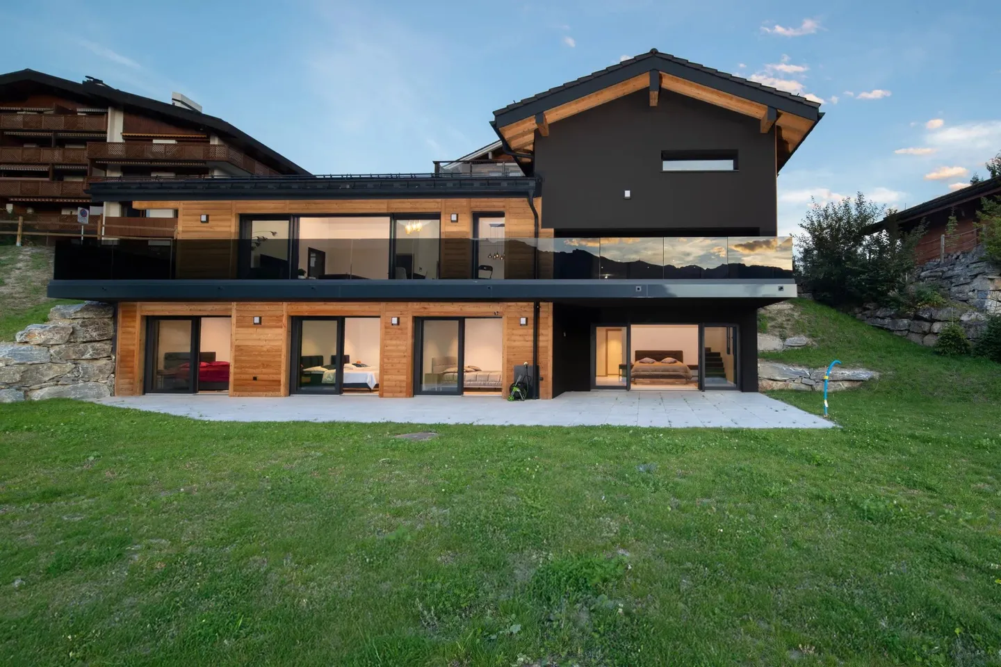 Exceptional 5.5-room chalet in Crans-Montana - Stunning view and jacuzzi - Photo 2 of 49