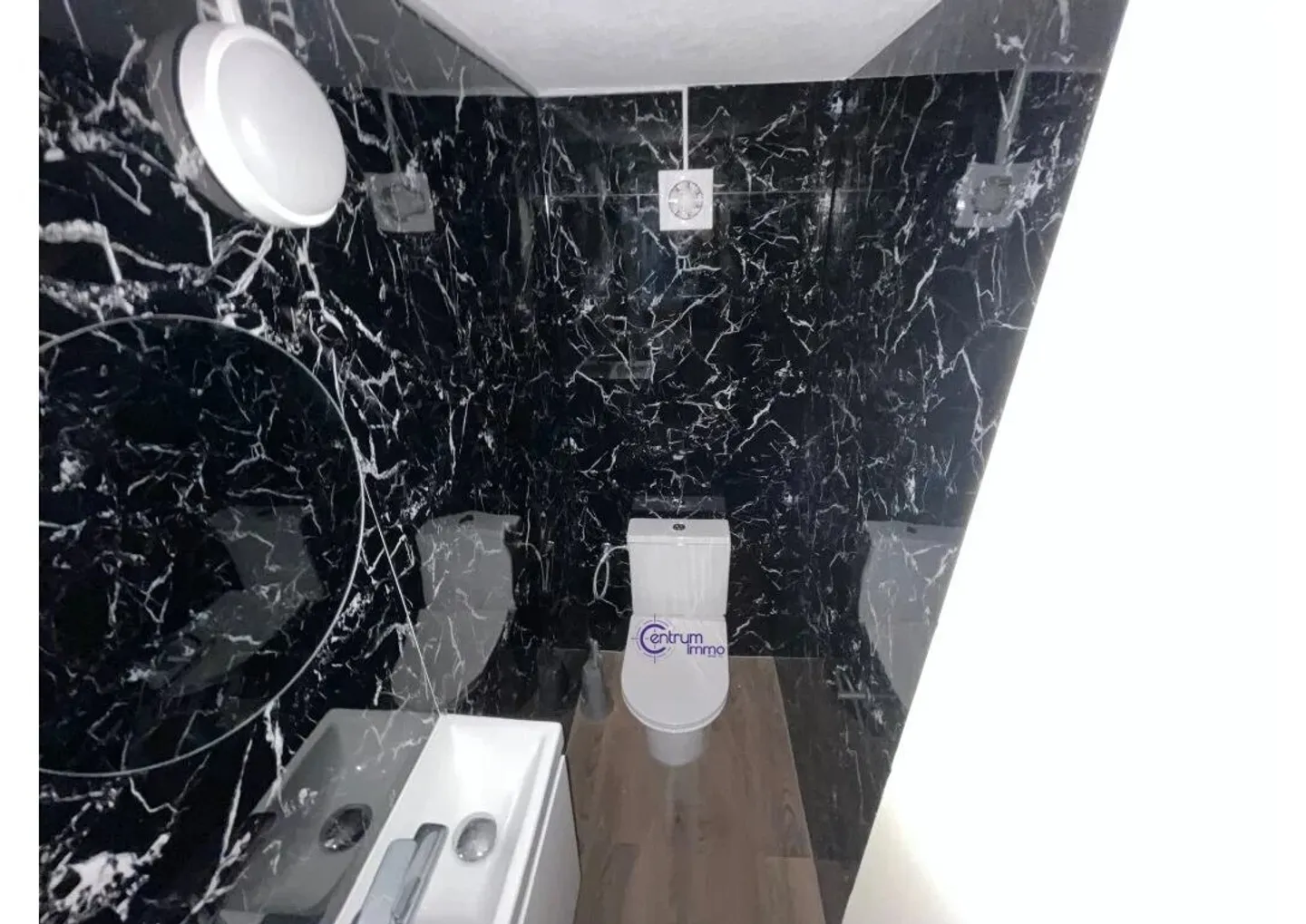 Fully renovated building - Photo 8 of 13