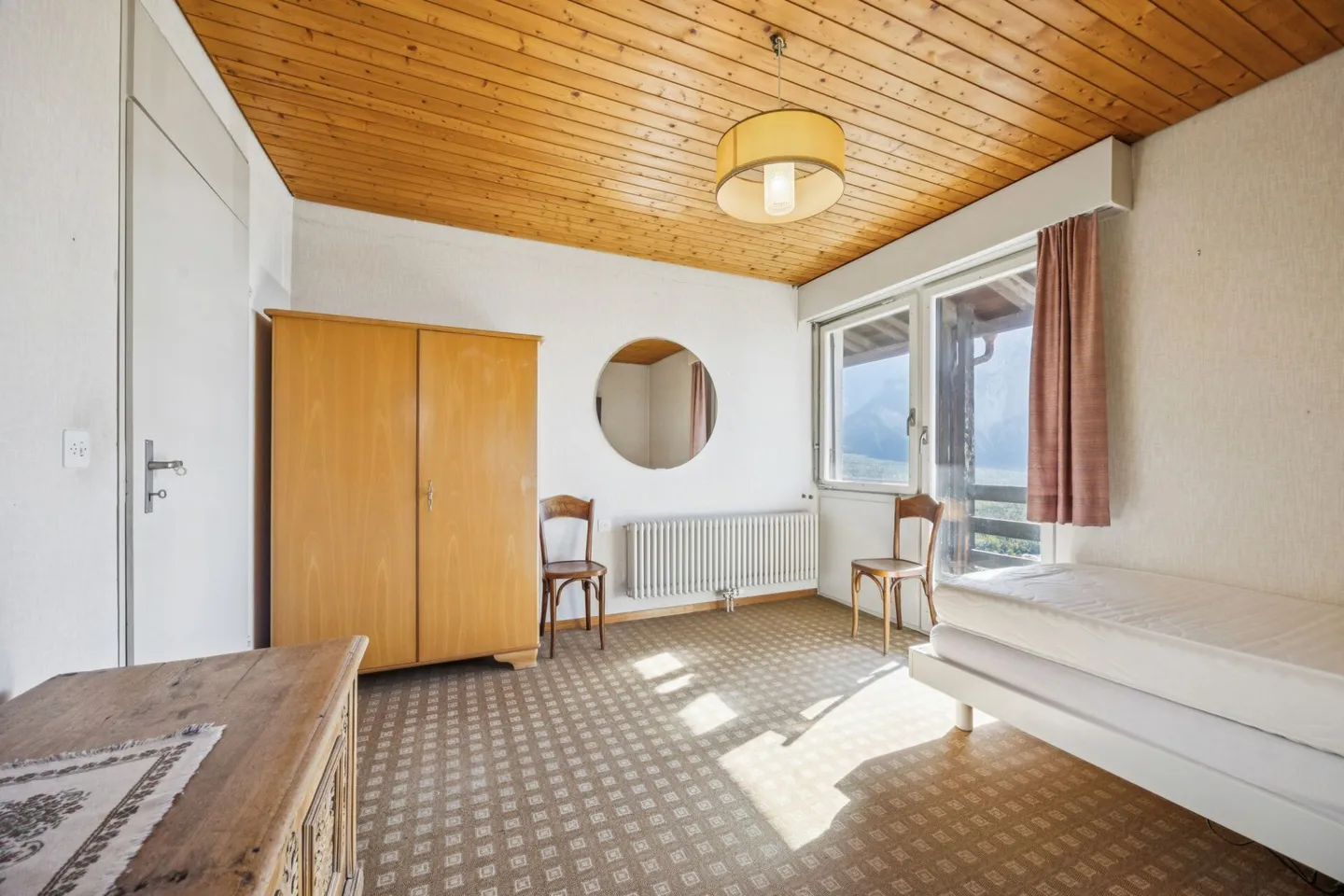 Charming 7.5-room single-family house with a wide view and great potential - Photo 9 of 13