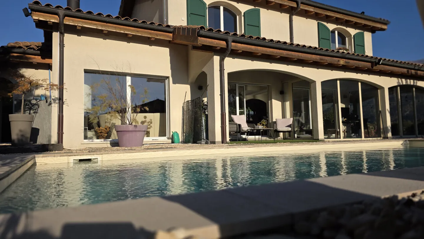 hochwertige Villa - Foto 2 von 13