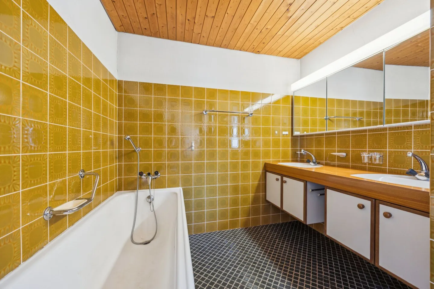 Charming 7.5-room single-family house with a wide view and great potential - Photo 10 of 13