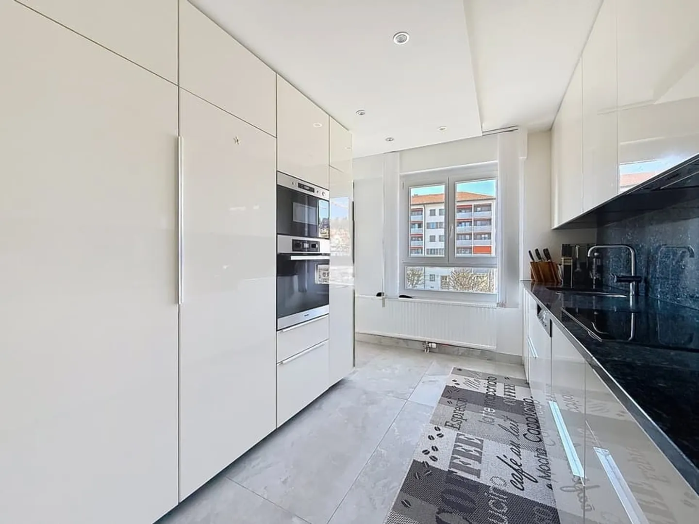 Spacious contemporary 5.5-room apartment with bright veranda - Photo 1 of 9