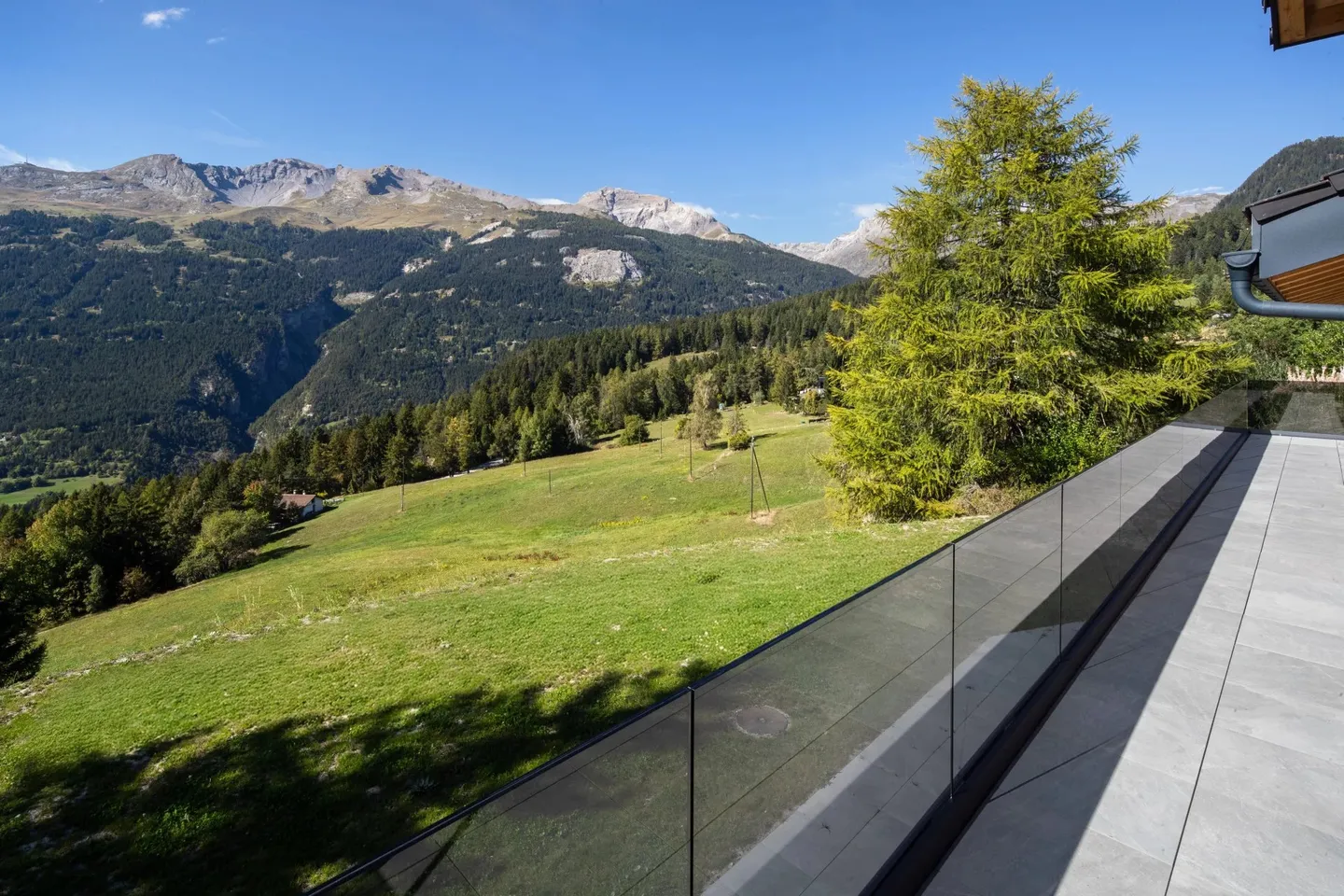 Exceptional 5.5-room chalet in Crans-Montana - Stunning view and jacuzzi - Photo 5 of 49
