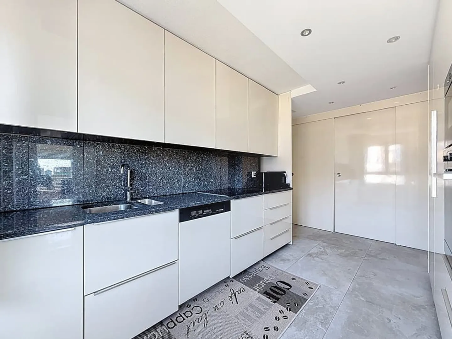 Spacious contemporary 5.5-room apartment with bright veranda - Photo 2 of 9