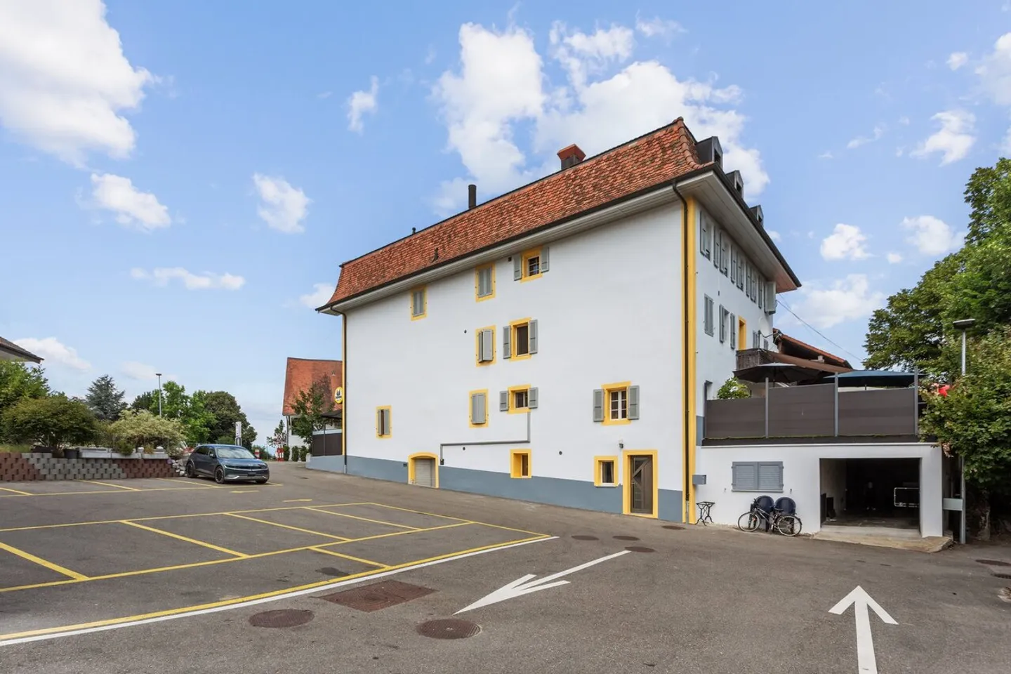 Immeuble mixte avec restaurant- Excellent potentiel de rendement - Photo 2 sur 11