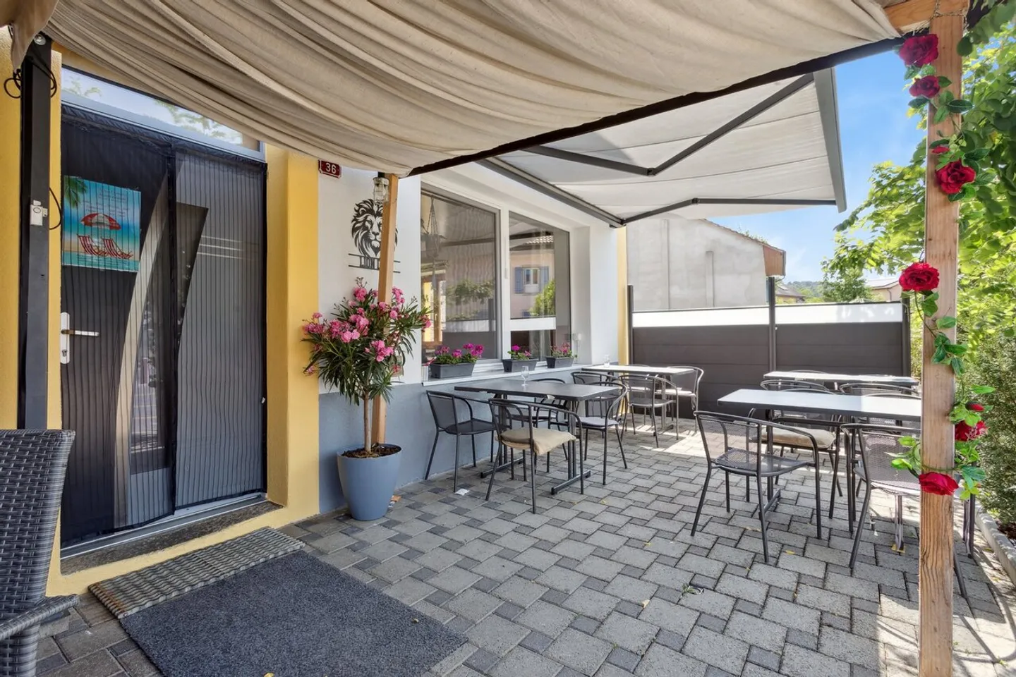 Immeuble mixte avec restaurant- Excellent potentiel de rendement - Photo 3 sur 11