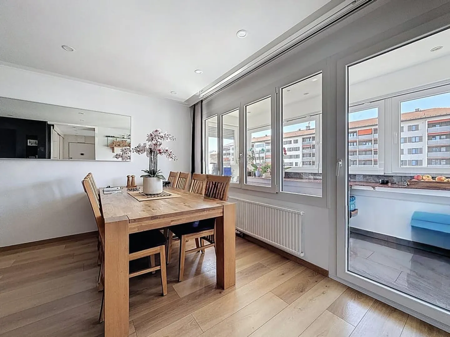 Spacious contemporary 5.5-room apartment with bright veranda - Photo 4 of 9