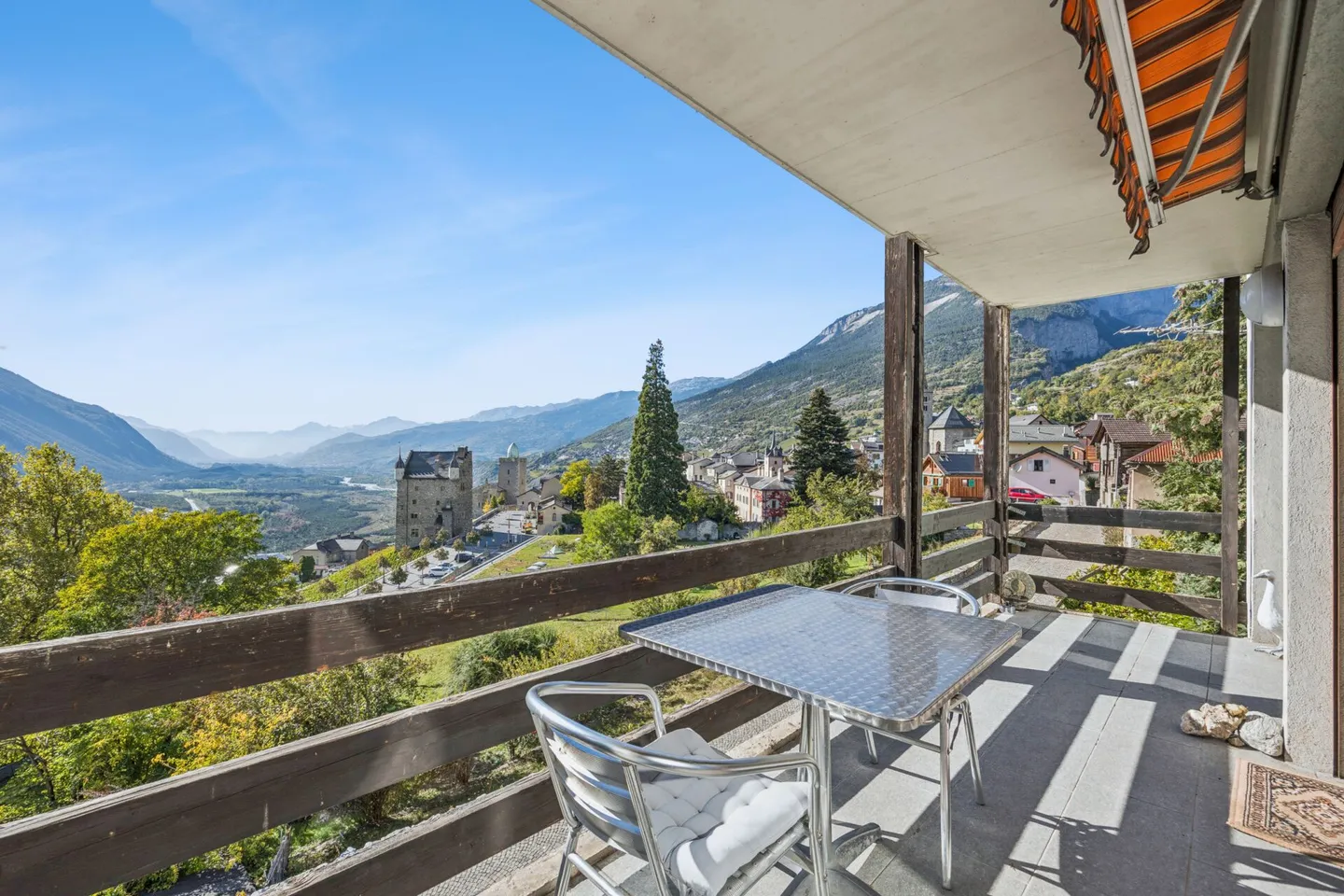 Charming 7.5-room single-family house with a wide view and great potential - Photo 11 of 13