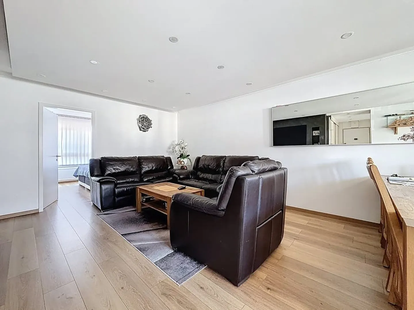 Spacious contemporary 5.5-room apartment with bright veranda - Photo 5 of 9