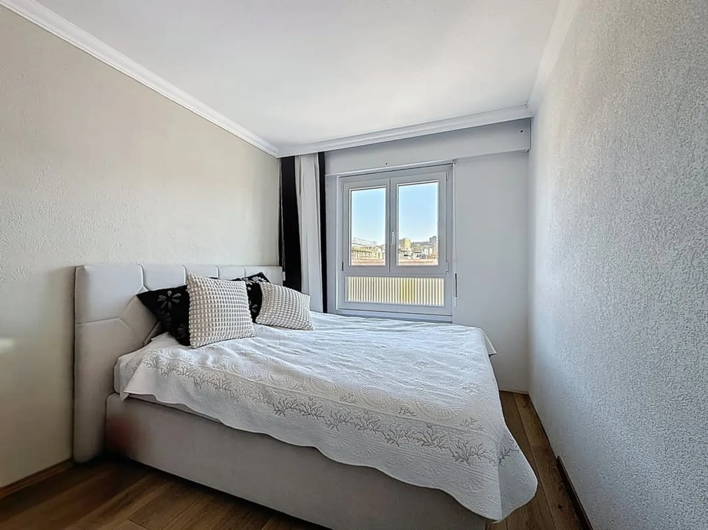 Spacious contemporary 5.5-room apartment with bright veranda - Photo 7 of 9