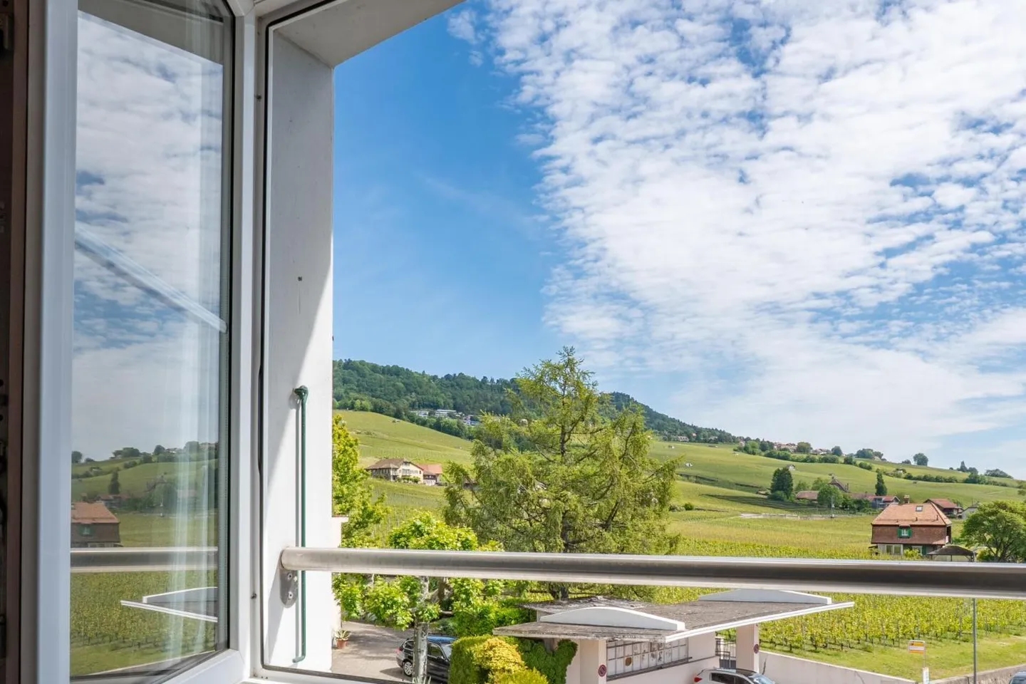 Attico con vista lago e vigneti - Foto 1 di 9