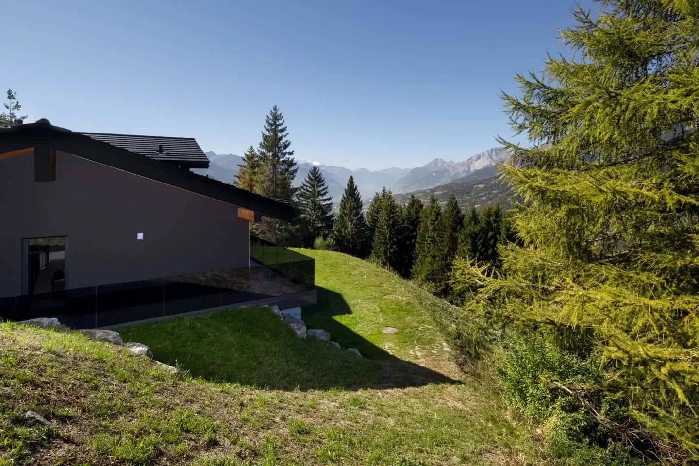 Exceptional 5.5-room chalet in Crans-Montana - Stunning view and jacuzzi - Photo 9 of 49