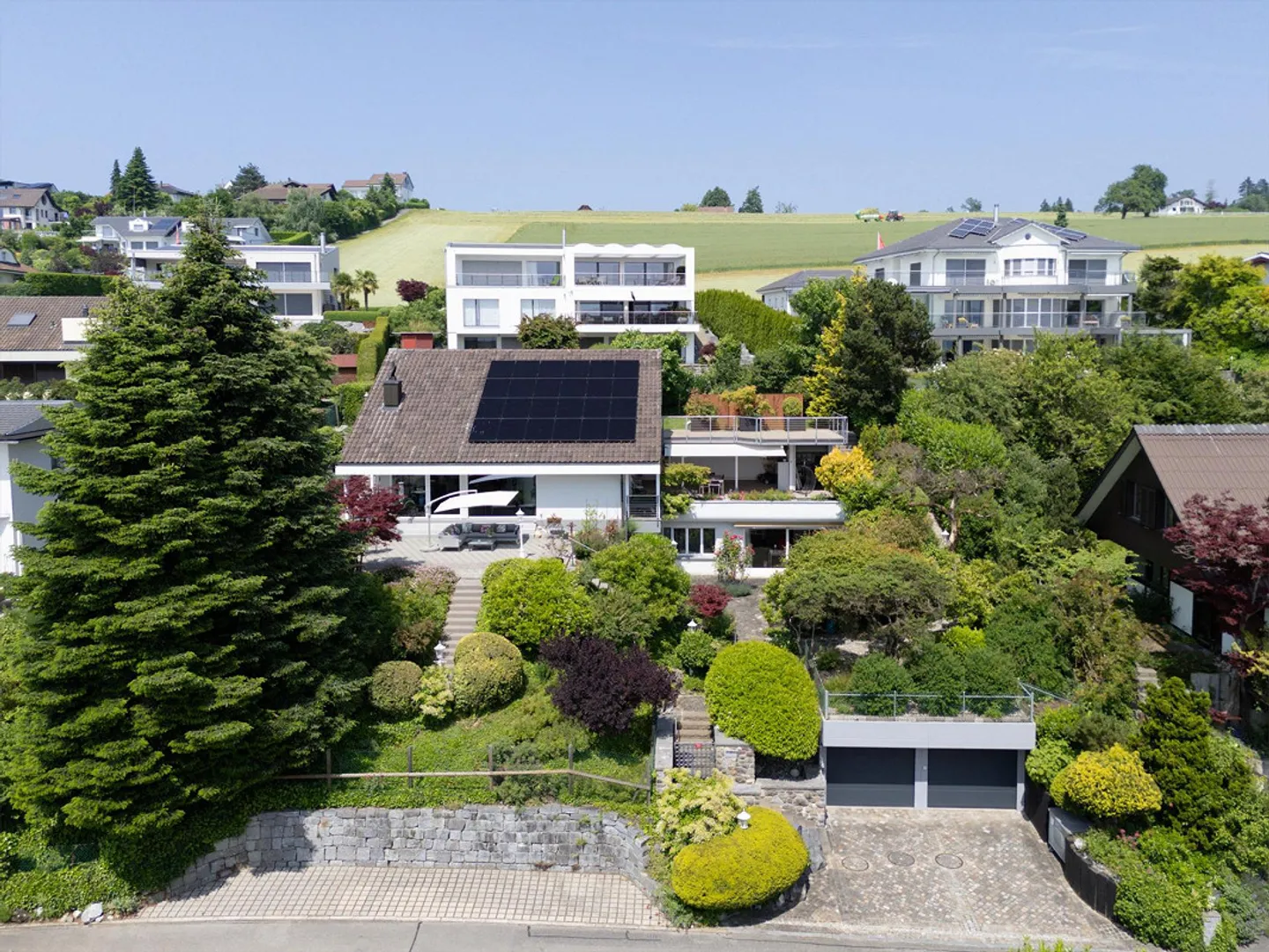 Sogno abitativo con giardino e vista lago - Foto 1 di 8